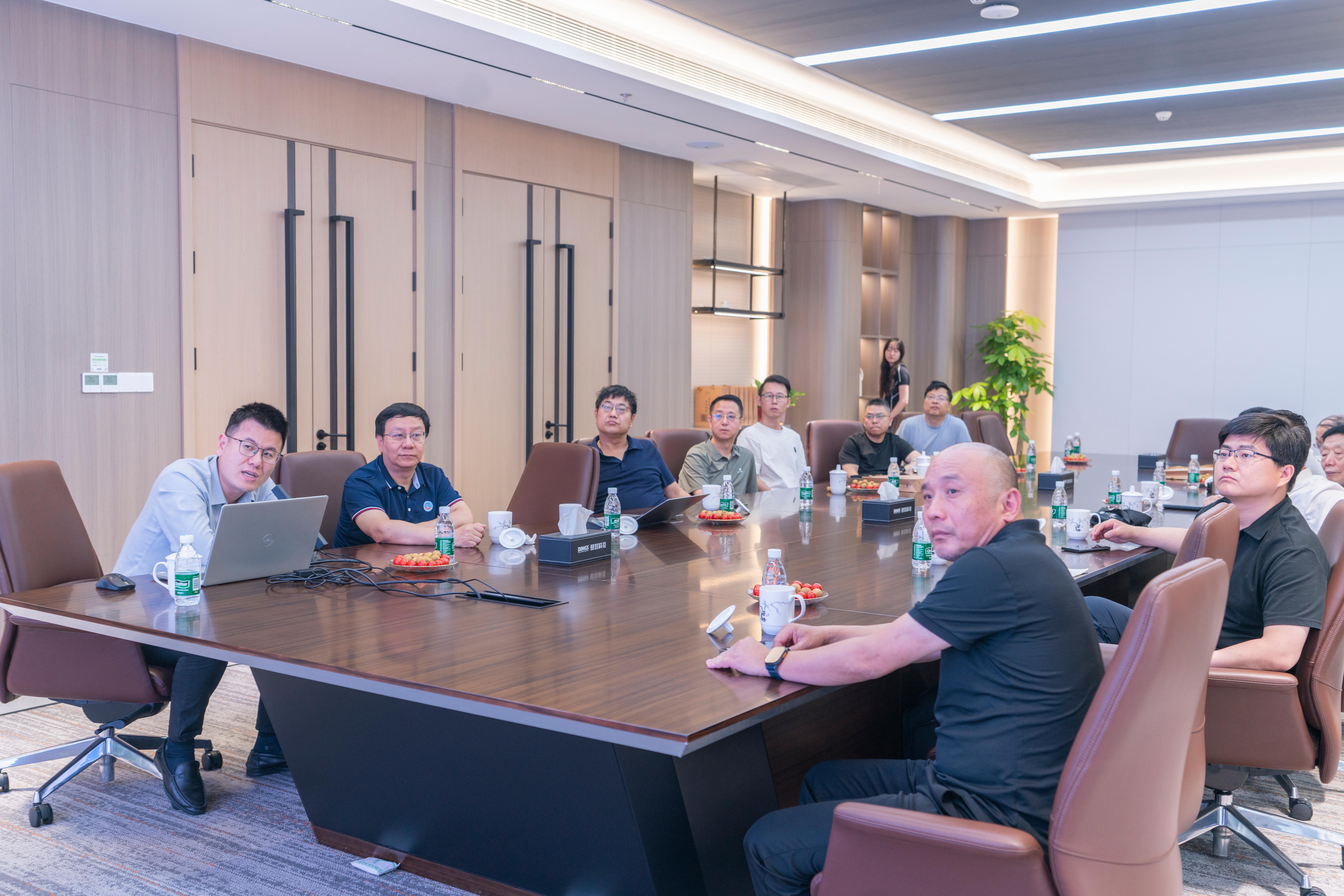 화중과기대 동문 방문 현장 대화 사진